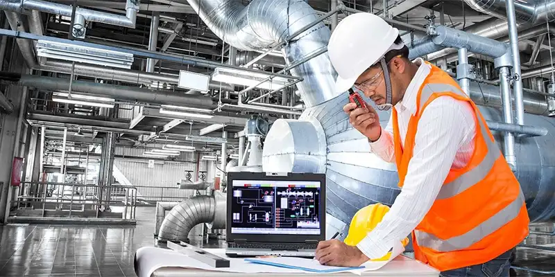 نمای داخلی کارخانه متحدان کوشا با تجهیزات صنعتی و سیستم‌ های کنترل انرژی برای کاهش مصرف برق