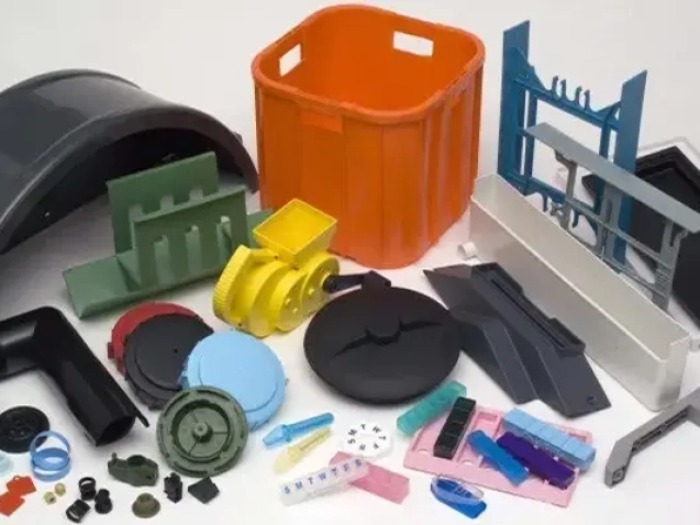 بررسی و معرفی رایج ترین مواد مورد استفاده در فرایند تزریق پلاستیک