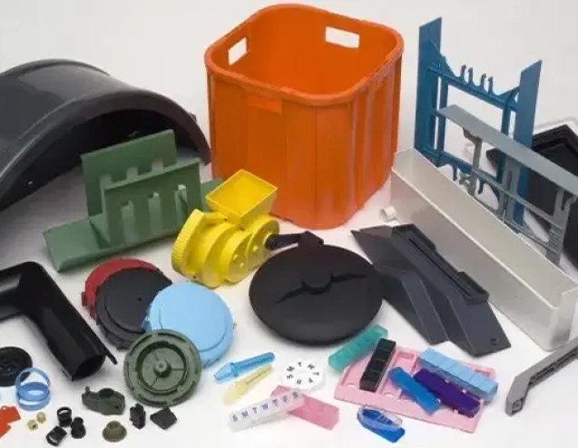 بررسی و معرفی رایج ترین مواد مورد استفاده در فرایند تزریق پلاستیک