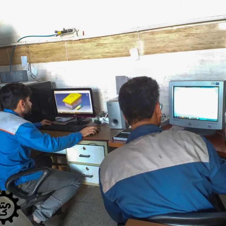 اپراتور ها در حال تنظیم دستگاه قالب سازی متحدان کوشا