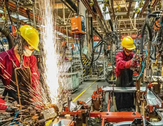 خط توليد صنعتي که کارگران و دستگاه هاي پيشرفته در آن مشغول فعاليت هستند و فرآيند توليد