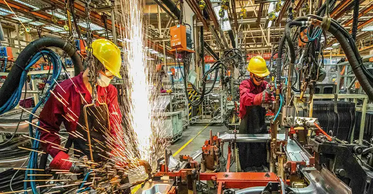 خط توليد صنعتي که کارگران و دستگاه هاي پيشرفته در آن مشغول فعاليت هستند و فرآيند توليد